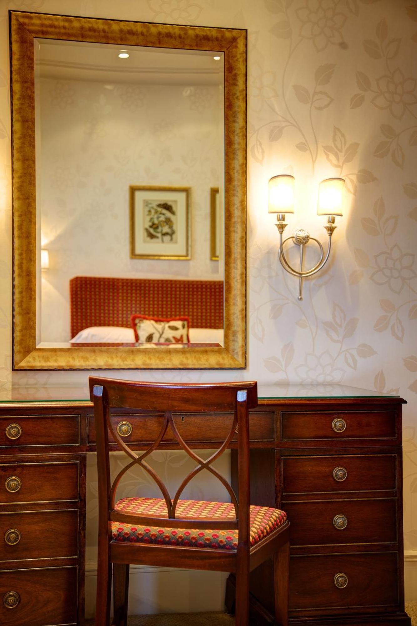 The Chester Grosvenor מראה חיצוני תמונה A wall light