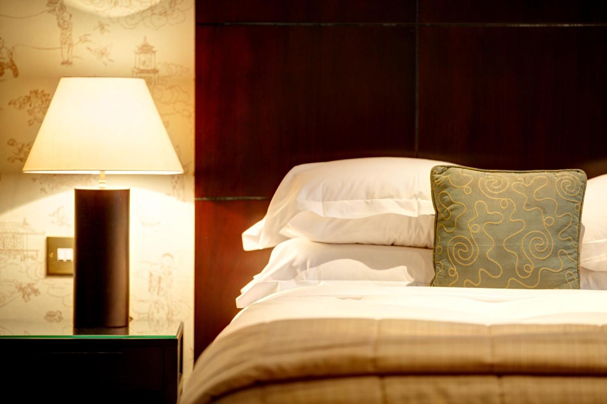 The Chester Grosvenor מראה חיצוני תמונה A bed with a headboard