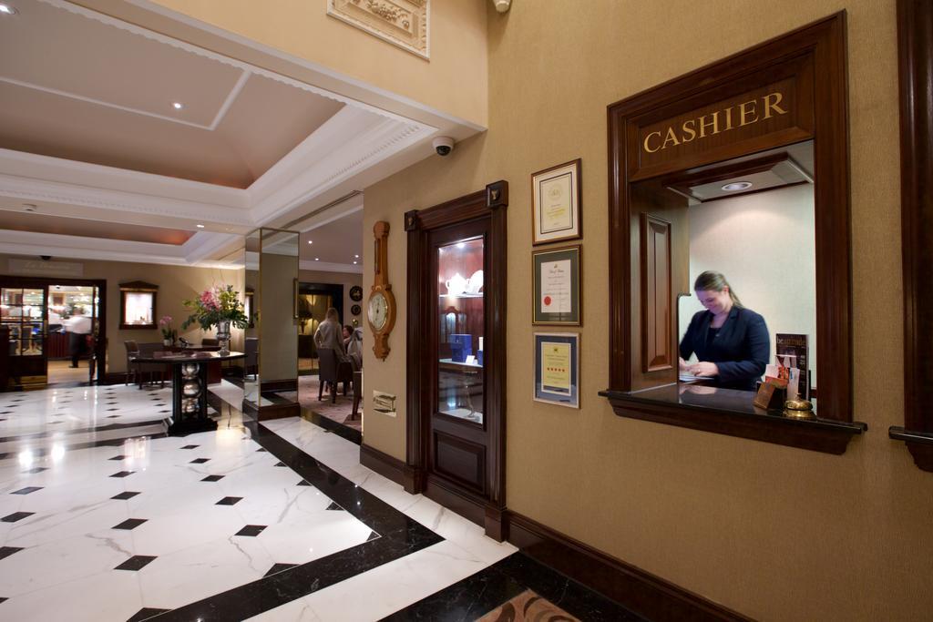 The Chester Grosvenor מראה חיצוני תמונה A cashier at a hotel