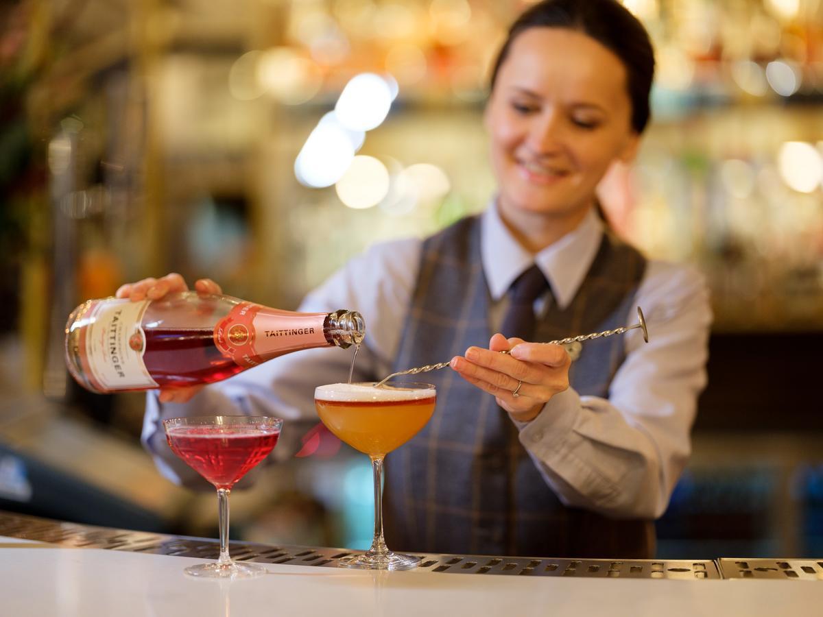 The Chester Grosvenor מראה חיצוני תמונה A bartender at work