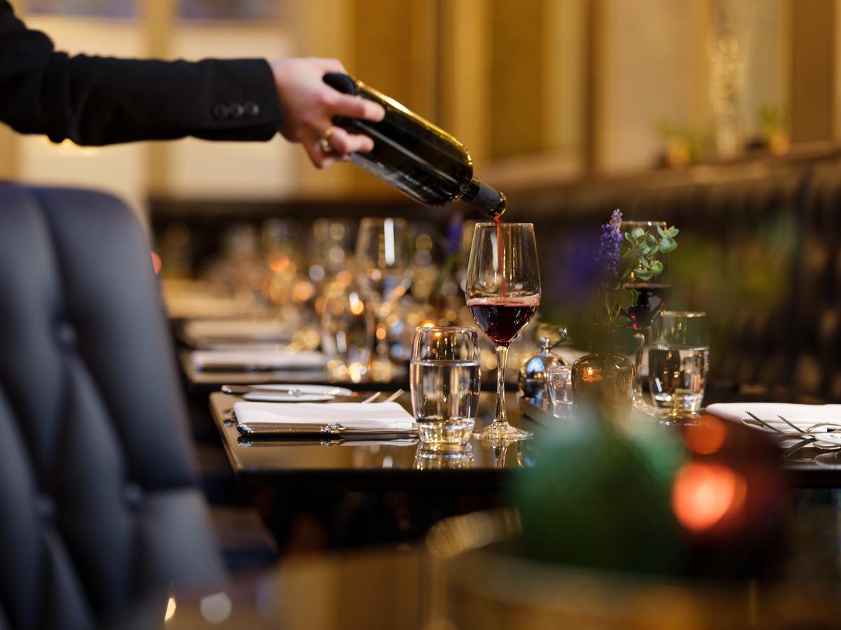 The Chester Grosvenor מראה חיצוני תמונה Wine being poured